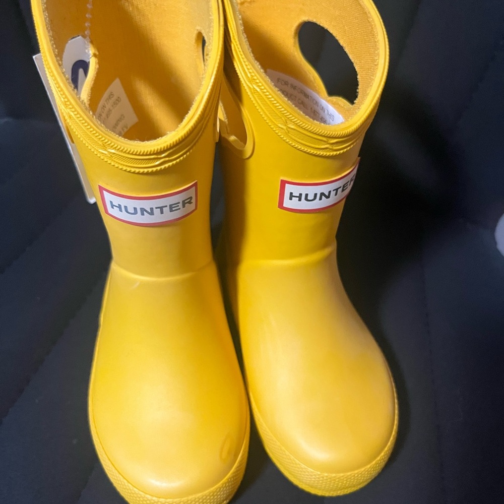 Baby hunter rain boots brand new never worn. Size 4